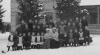1906? Skola Loke FÃ¶reningshus ca 1905-06. Finns Ida Olofsdotter nr 7 sittande. (Margit Svedberg)