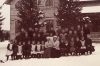 1906? Skola Loke FÃ¶reningshus ca 1905-06. Finns Ida Olofsdotter nr 7 sittande. (Kurt Folkesson)