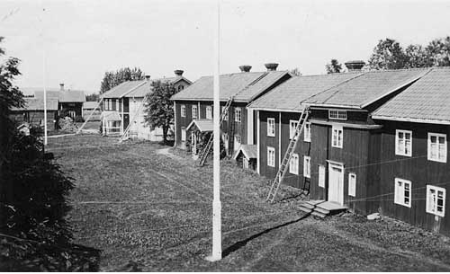 Haxäng 1941. Bakom flaggstången syns mangårdsbyggnaden där Olof August mamma huserade på övervåningen sina sista år. (huset revs 1944)