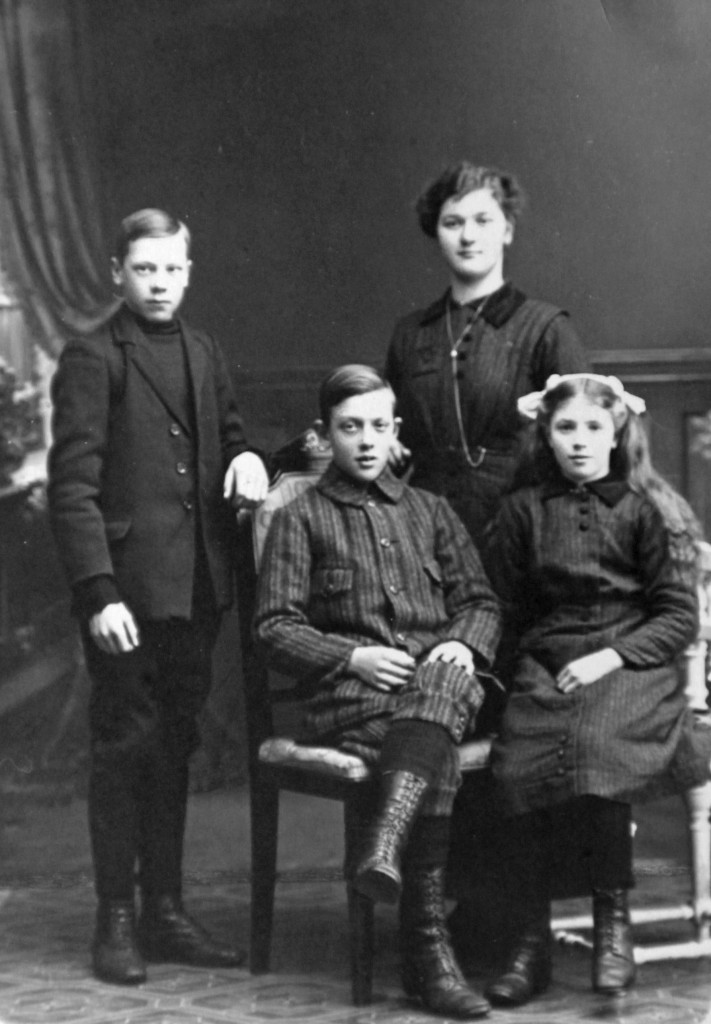 Fosterbarnen Alexis, Ida och Märta omkring 1914, här tillsammans med Idas och Märtas bror Hans (sittande).